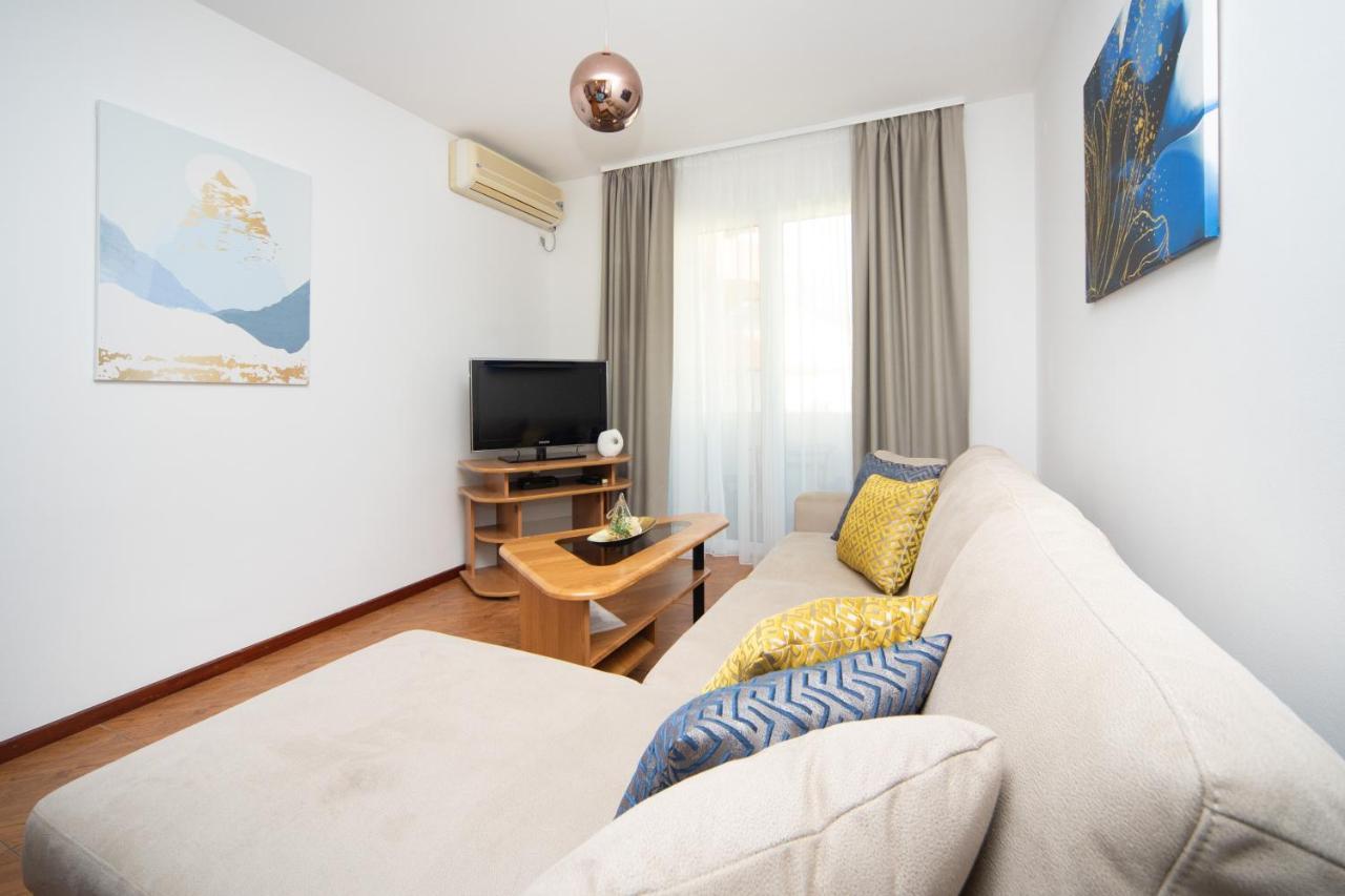 Apartments Adeona Тиват Екстериор снимка